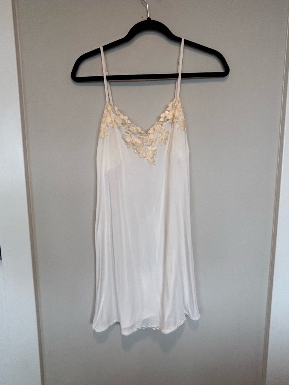 La Perla Cream Cotton/Model with Floral Lace V-Neck